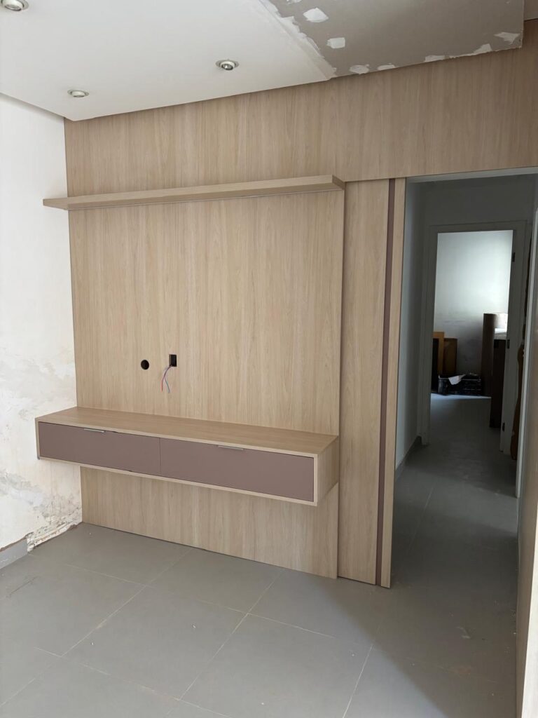 painel em madeirado Oasis e portas Rosato