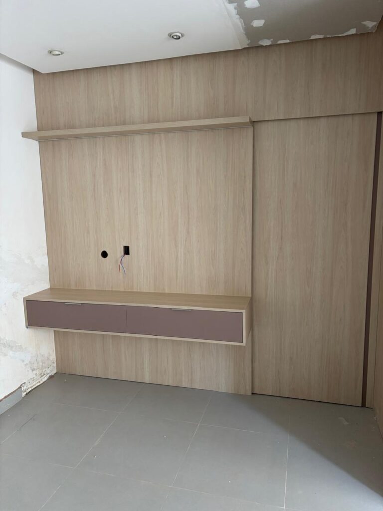 painel em madeirado Oasis e portas Rosato